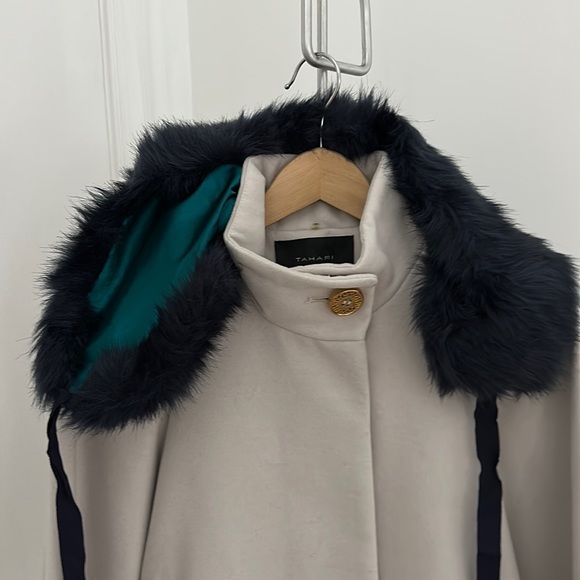 TAHARI - silver cape with navy fur collar - Picture 2 of 13